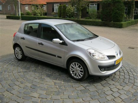 Renault Clio - 1.6-16V Privilège - 1