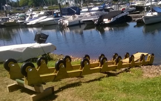 helling met volkunststof wielen om boot tegenop te lieren - 6