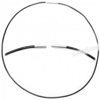 Zwarte leren ketting met bajonetsluiting, ketting is ca. 45 cm. lengte. - 1