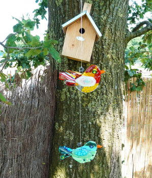 Prachtige paars, rood en roze gekleurde vogelhanger van glas. Glazen vogel hanger van speciaal glas - 2