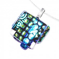 Luxe glashanger met groen en blauw dichroide glas in diverse patronen. Glazen hanger voor aan een ke