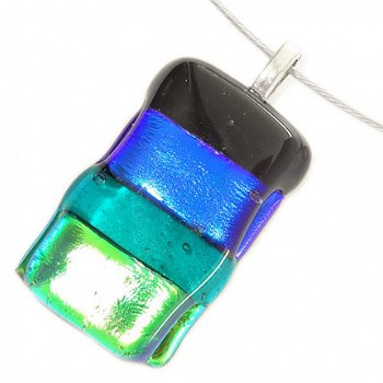 Luxe glashanger met groen en blauw dichroide glas in diverse patronen. Glazen hanger voor aan een ke - 3