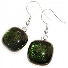 Handgemaakte groene glazen oorbellen van speciaal donkergroen glas met subtiele glinstering.