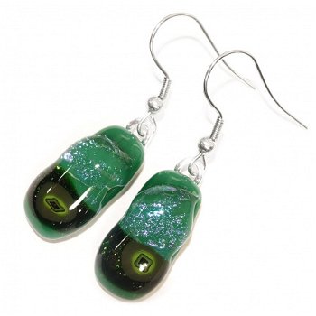 Handgemaakte groene glazen oorbellen van speciaal donkergroen glas met subtiele glinstering. - 2