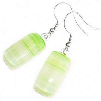 Handgemaakte groene glazen oorbellen van speciaal donkergroen glas met subtiele glinstering. - 3