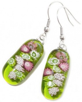 Handgemaakte groene glazen oorbellen van speciaal donkergroen glas met subtiele glinstering. - 7