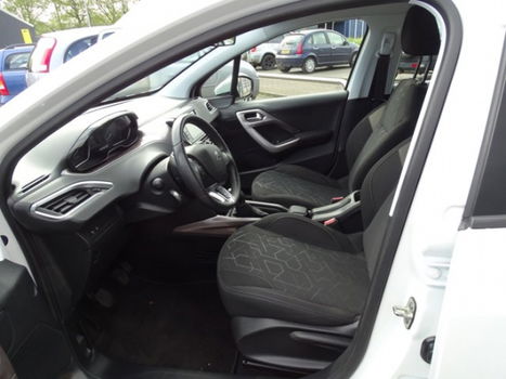 Peugeot 2008 - 1.2 VTi Active Navigatie, trekhaak, Eindejaar aanbod - 1