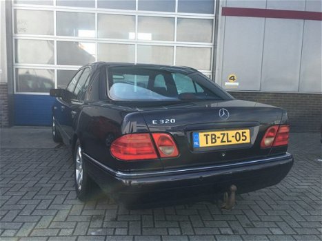 Mercedes-Benz E-klasse - 320 Avantgarde XENON / 4 NIEUWE BANDEN - 1