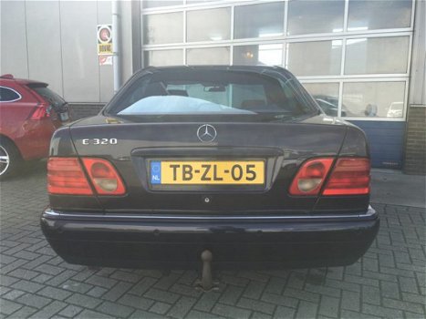 Mercedes-Benz E-klasse - 320 Avantgarde XENON / 4 NIEUWE BANDEN - 1