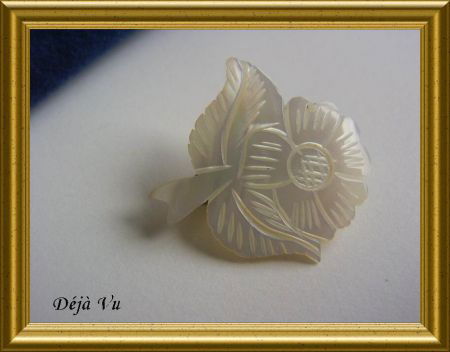 Oude kleine broche : parelmoer bloem - nr. 1