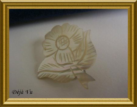 Oude kleine broche : parelmoer bloem - Afbeelding 3