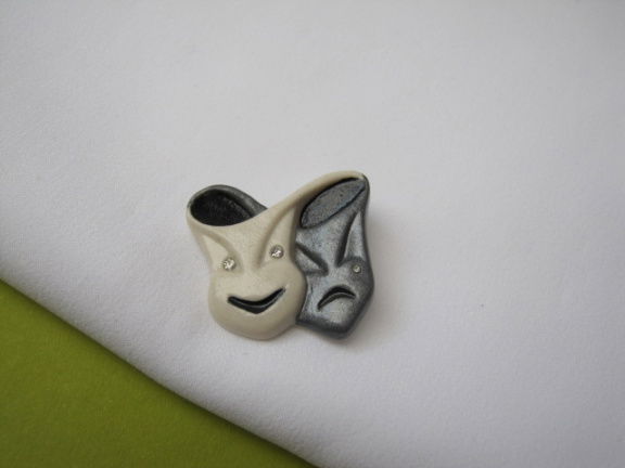 Broche keramiek porseleinen masker theather van de lach traan 2.6x2.5 cm. - nr. 1