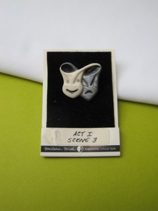 Broche keramiek porseleinen masker theather van de lach traan 2.6x2.5 cm. - Afbeelding 2