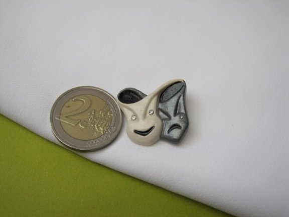 Broche keramiek porseleinen masker theather van de lach traan 2.6x2.5 cm. - Afbeelding 4