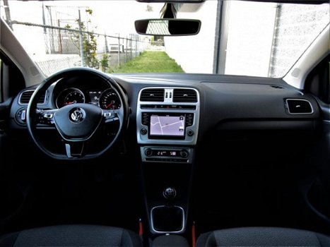 Volkswagen Polo - 1.2 TSi 90 pk Highline / Navigatie / Parkeersensoren / Climatronic - 1