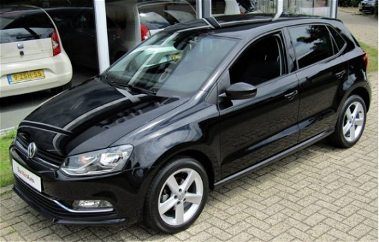 Volkswagen Polo - 1.2 TSi 90 pk Highline / Navigatie / Parkeersensoren / Climatronic - 1