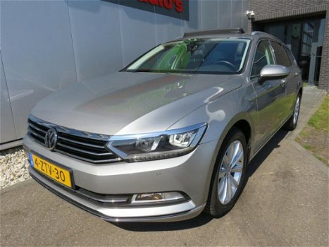 Volkswagen Passat Variant - 1.6 TDI Highline Digital Cockpit Schuifdak LED Koplampen Trekhaak Gr Nav - 1