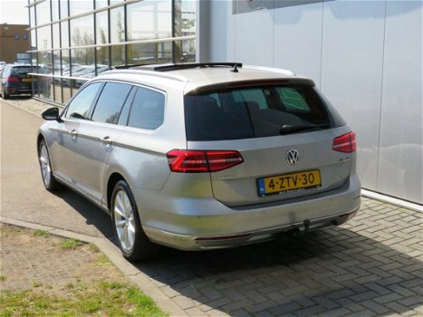 Volkswagen Passat Variant - 1.6 TDI Highline Digital Cockpit Schuifdak LED Koplampen Trekhaak Gr Nav - 1