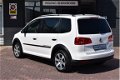 Volkswagen Touran - 1.4 TSI Cross 140 pk navigatie climate ctr cruise ctr pdc a chroompakket lmv 17 - 1 - Thumbnail