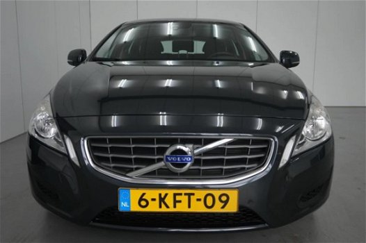 Volvo V60 - 2.0 D4 Momentum | TREKHAAK AFNEEMBAAR | NAVIGATIE | REGENSENSOR - 1