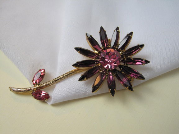 Broche goudkleurige bloem met paars en roze kristal rijnstenen 7.4x3.9 cm - nr. 1