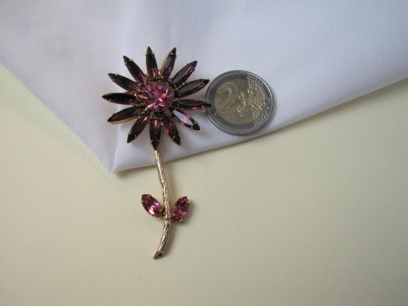 Broche goudkleurige bloem met paars en roze kristal rijnstenen 7.4x3.9 cm - Afbeelding 2