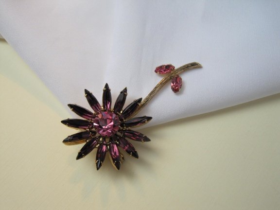 Broche goudkleurige bloem met paars en roze kristal rijnstenen 7.4x3.9 cm - Afbeelding 3