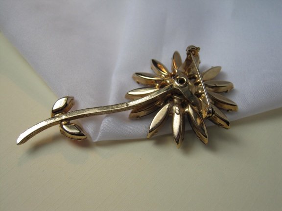 Broche goudkleurige bloem met paars en roze kristal rijnstenen 7.4x3.9 cm - Afbeelding 4