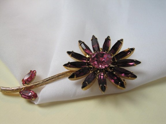 Broche goudkleurige bloem met paars en roze kristal rijnstenen 7.4x3.9 cm - Afbeelding 5