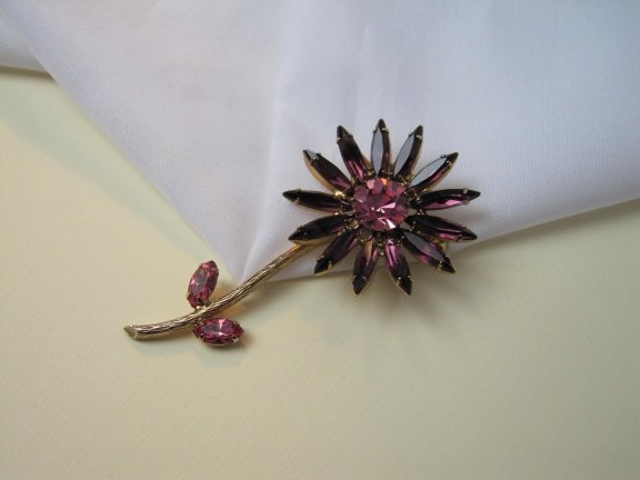 Broche goudkleurige bloem met paars en roze kristal rijnstenen 7.4x3.9 cm - Afbeelding 6