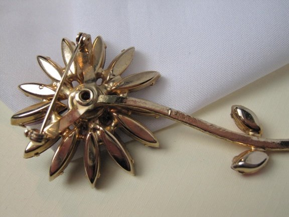 Broche goudkleurige bloem met paars en roze kristal rijnstenen 7.4x3.9 cm - Afbeelding 7