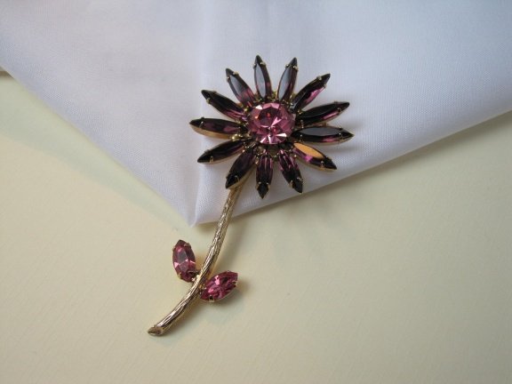 Broche goudkleurige bloem met paars en roze kristal rijnstenen 7.4x3.9 cm - Afbeelding 8