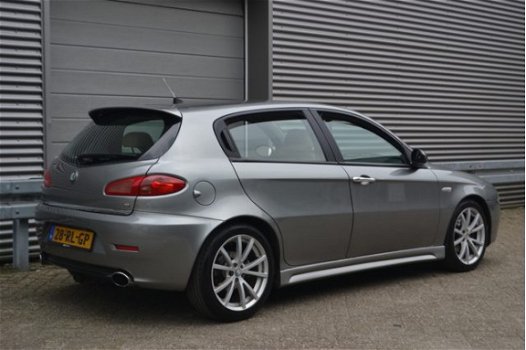 Alfa Romeo 147 - 1.9 JTD Distinctive XENON LEDER NAV. TREKHAAK + INRUIL MOG - 1