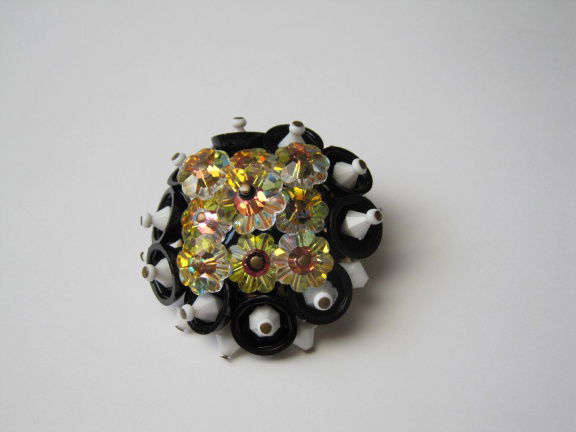Broche margarita kristal en zwart witte kunststof elementen 4.1 cm - nr. 1