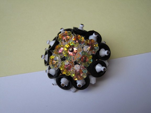Broche margarita kristal en zwart witte kunststof elementen 4.1 cm - Afbeelding 2