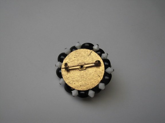 Broche margarita kristal en zwart witte kunststof elementen 4.1 cm - Afbeelding 3