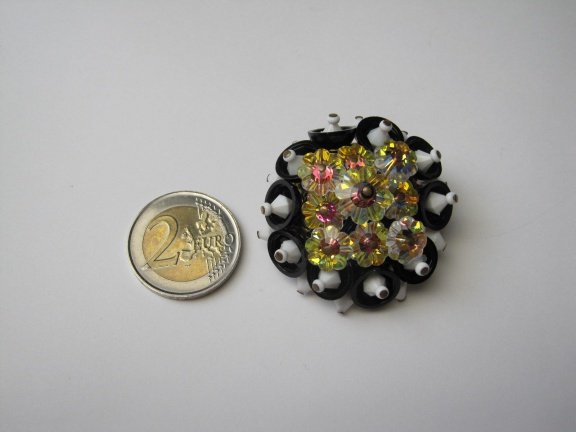 Broche margarita kristal en zwart witte kunststof elementen 4.1 cm - Afbeelding 4