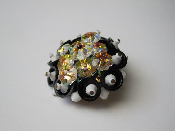 Broche margarita kristal en zwart witte kunststof elementen 4.1 cm - Afbeelding 5
