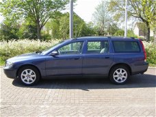 Volvo V70 - 2.5 T Comfort Line YOUNGTIMER MET LEER EN TREKHAAK