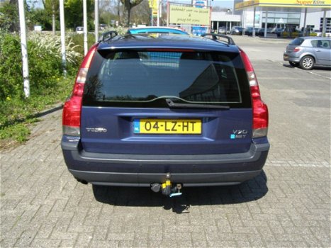 Volvo V70 - 2.5 T Comfort Line YOUNGTIMER MET LEER EN TREKHAAK - 1