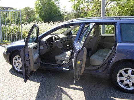 Volvo V70 - 2.5 T Comfort Line YOUNGTIMER MET LEER EN TREKHAAK - 1