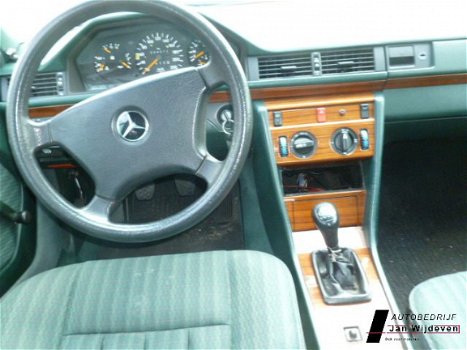 Mercedes-Benz 200-serie - 200 E - 1