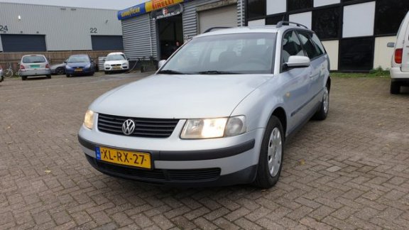 Volkswagen Passat Variant - 1.6 Comfortline Zeer nette en goed rijdende auto.Airco(clima)electr pakk - 1