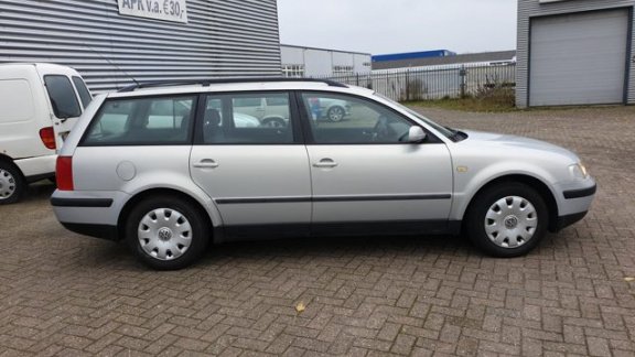 Volkswagen Passat Variant - 1.6 Comfortline Zeer nette en goed rijdende auto.Airco(clima)electr pakk - 1