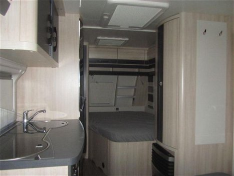 Hobby De Luxe Edtion 460 UFE Reiscaravan met mooie rondzit groep en vast bed - 4