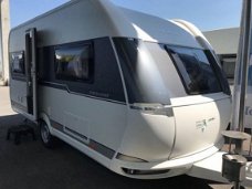 Hobby Excellent 460 UFE Reicaravan met vast bed.