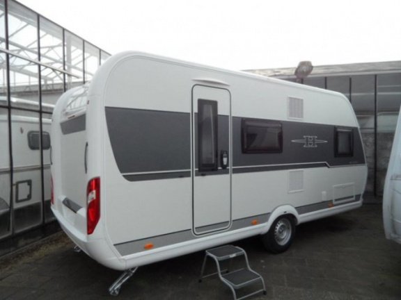 Hobby De Luxe 490 KMF Compacte 5 persoons caravan met vast bed en stapelbed.