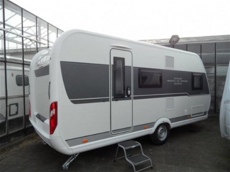 Hobby De Luxe 490 KMF Compacte 5 persoons caravan met vast bed en stapelbed. - 2
