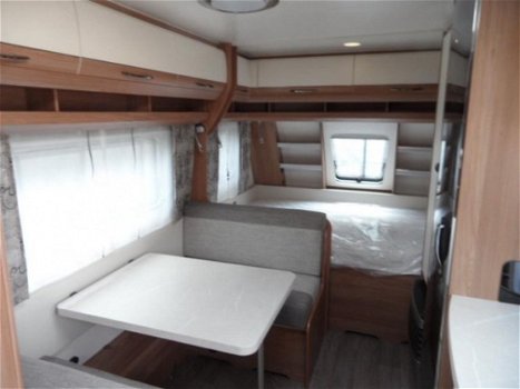 Hobby De Luxe 490 KMF Compacte 5 persoons caravan met vast bed en stapelbed. - 4