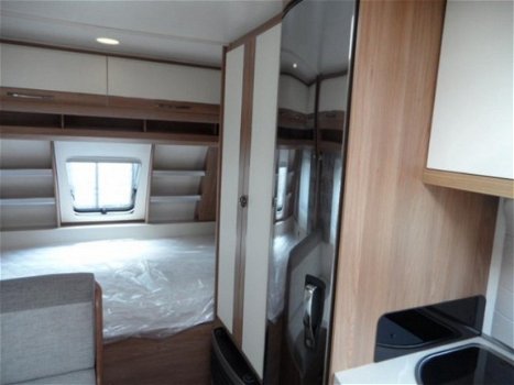 Hobby De Luxe 490 KMF Compacte 5 persoons caravan met vast bed en stapelbed. - 5